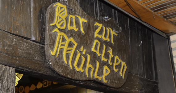 Cardápio variado com muitos petiscos e bebidas no Bar Zur Alten Muhle Cardápio variado com muitos petiscos e bebidas no Bar Zur Alten Muhle