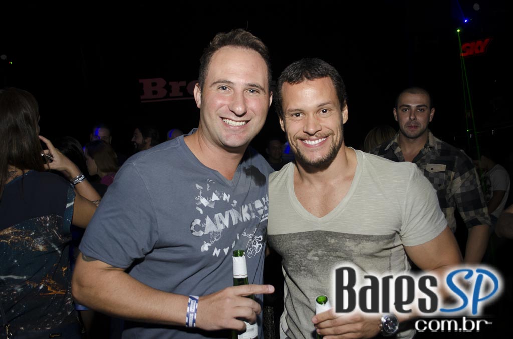 Show da Banda Jota Quest e convidados animaram a noite de quinta na Brook s Show da Banda Jota Quest e convidados animaram a noite de quinta na Brook s