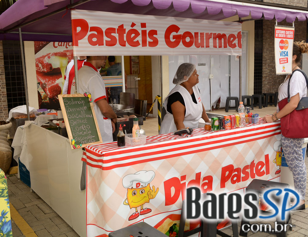 Pátio Gastronômico na zona norte com barracas e food trucks Pátio Gastronômico na zona norte com barracas e food trucks