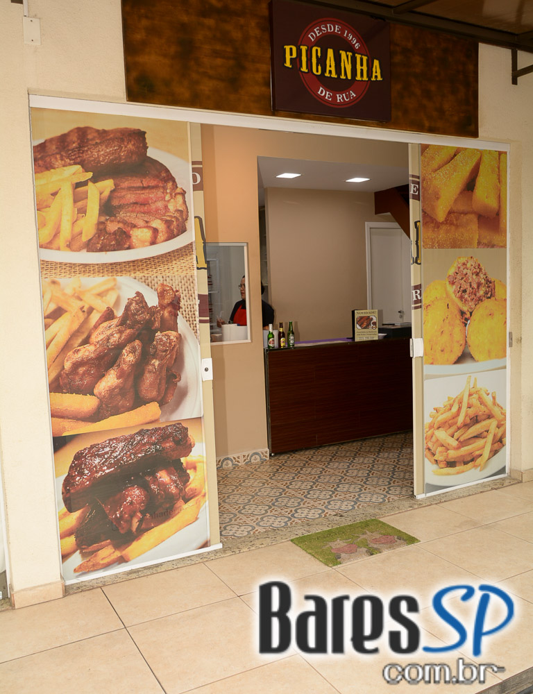 Pátio Gastronômico na zona norte com barracas e food trucks Pátio Gastronômico na zona norte com barracas e food trucks