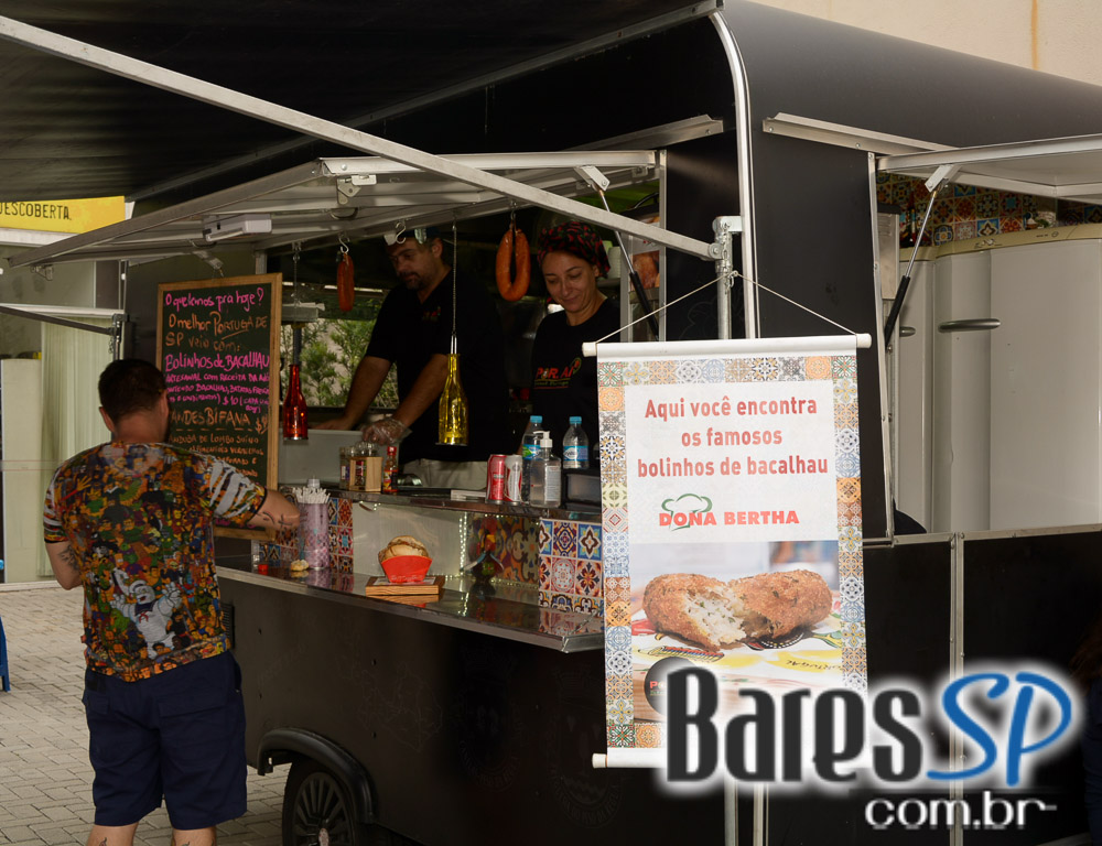 Pátio Gastronômico na zona norte com barracas e food trucks Pátio Gastronômico na zona norte com barracas e food trucks