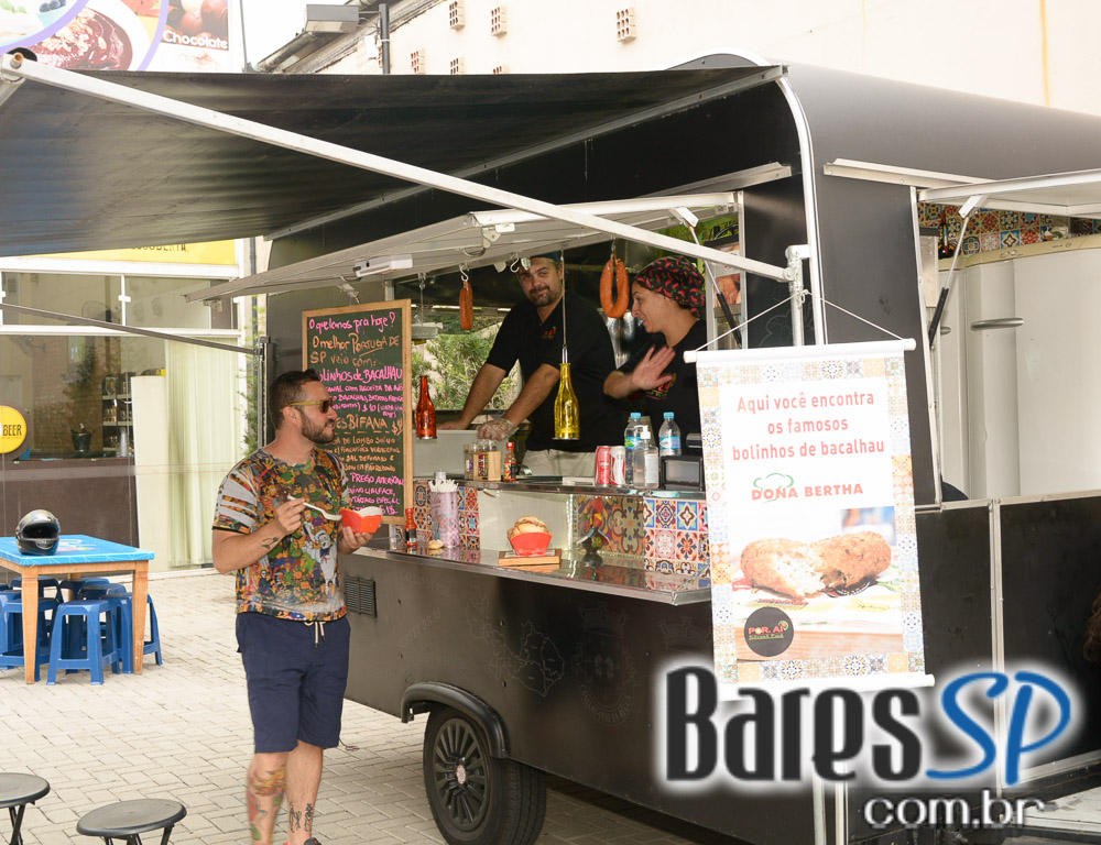 Pátio Gastronômico na zona norte com barracas e food trucks Pátio Gastronômico na zona norte com barracas e food trucks