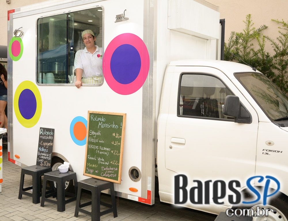 Pátio Gastronômico na zona norte com barracas e food trucks Pátio Gastronômico na zona norte com barracas e food trucks