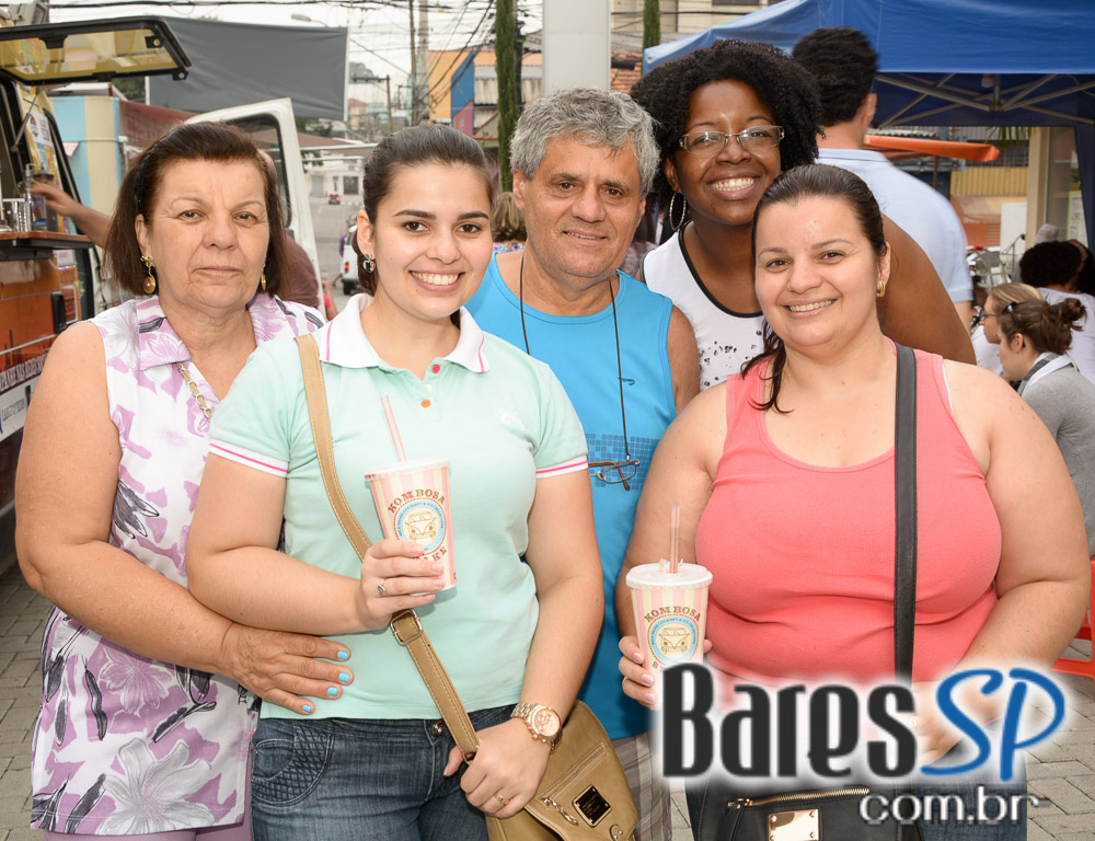 Pátio Gastronômico na zona norte com barracas e food trucks Pátio Gastronômico na zona norte com barracas e food trucks