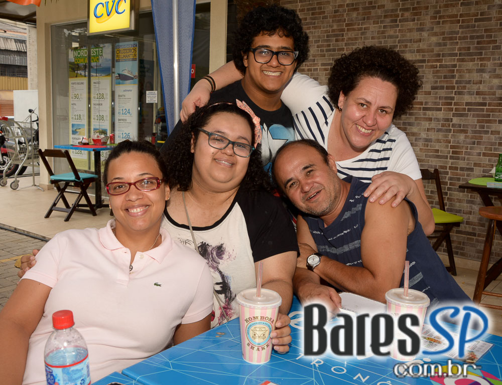 Pátio Gastronômico na zona norte com barracas e food trucks Pátio Gastronômico na zona norte com barracas e food trucks