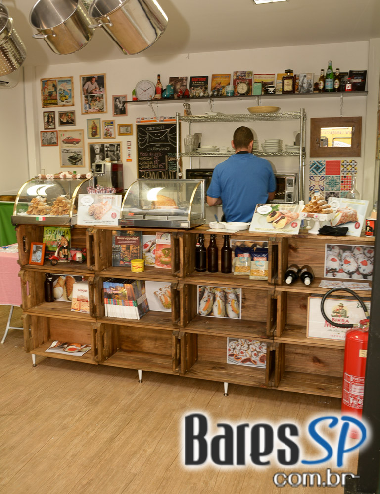 Pátio Gastronômico na zona norte com barracas e food trucks Pátio Gastronômico na zona norte com barracas e food trucks