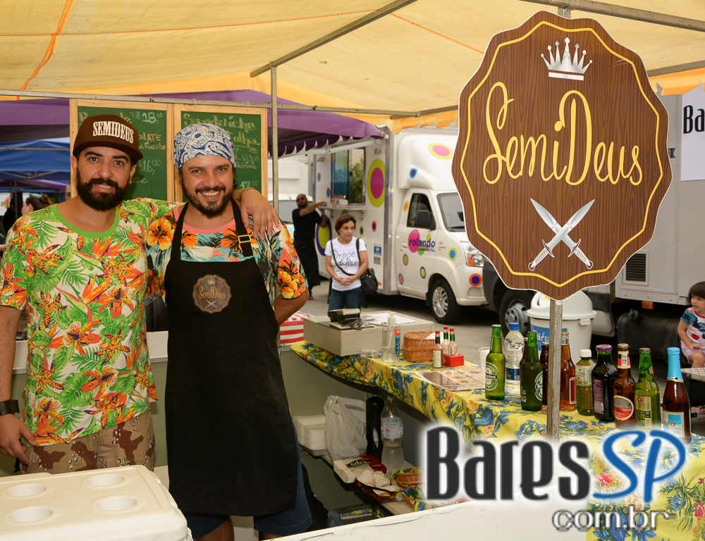 Pátio Gastronômico na zona norte com barracas e food trucks Pátio Gastronômico na zona norte com barracas e food trucks