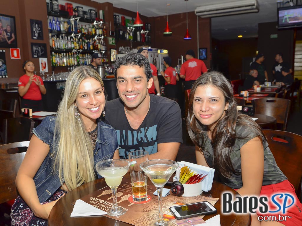 Gillan's Inn recebeu a banda Zabomba que animou a noite de sábado Gillan's Inn recebeu a banda Zabomba que animou a noite de sábado