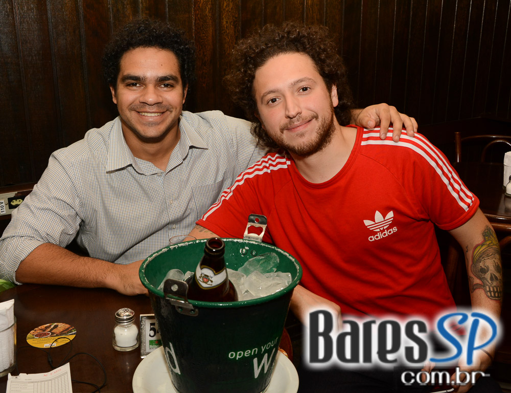 Fabrini e Banda animaram a noite com muito sertanejo no Bar Birô Fabrini e Banda animaram a noite com muito sertanejo no Bar Birô