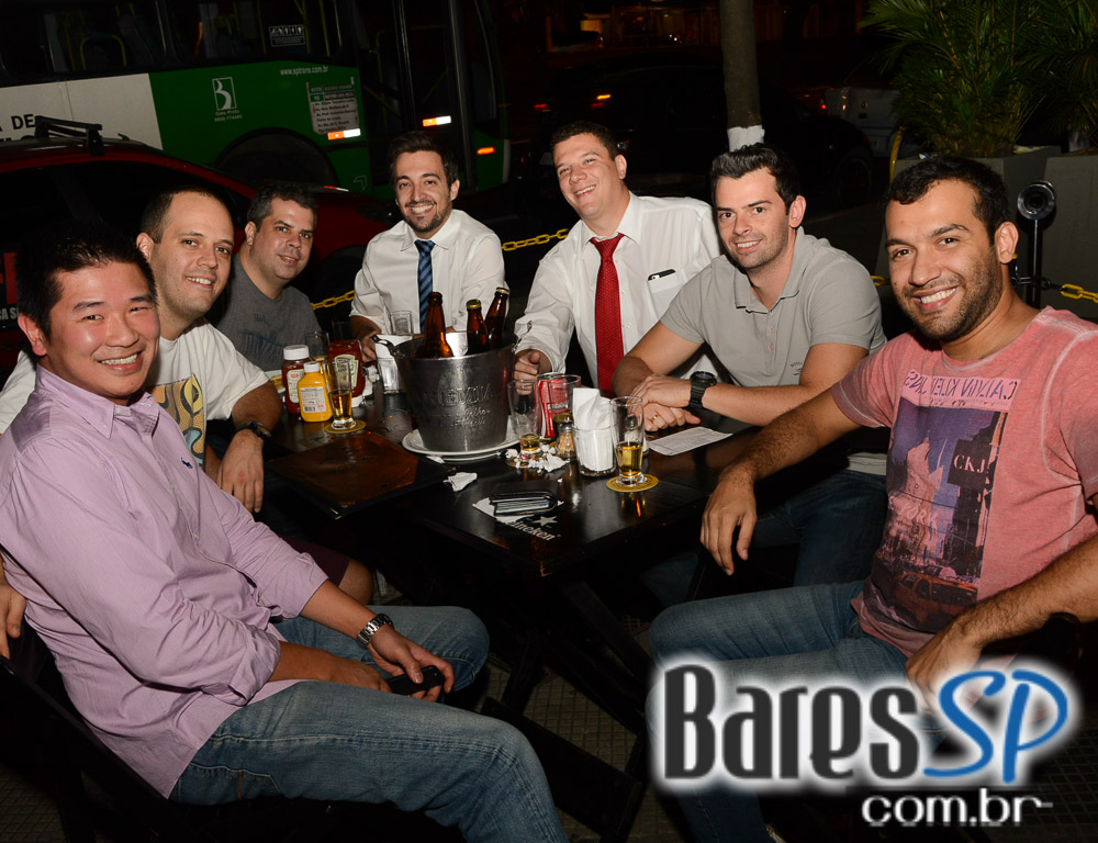 Fabrini e Banda animaram a noite com muito sertanejo no Bar Birô Fabrini e Banda animaram a noite com muito sertanejo no Bar Birô