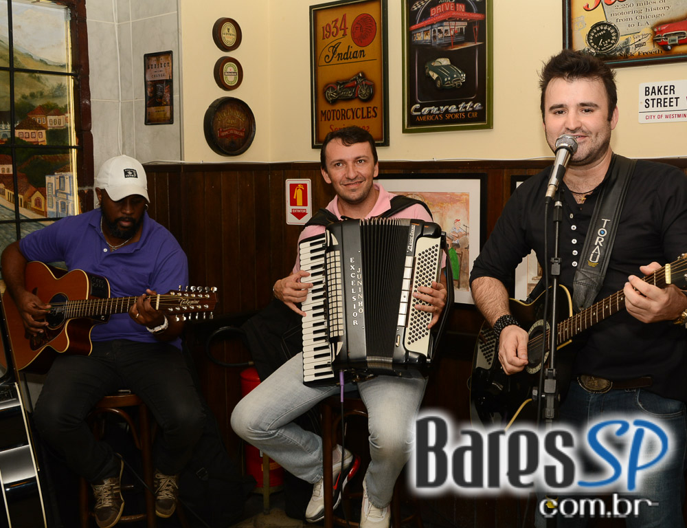 Fabrini e Banda animaram a noite com muito sertanejo no Bar Birô Fabrini e Banda animaram a noite com muito sertanejo no Bar Birô