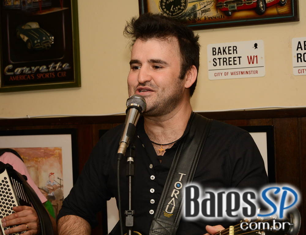 Fabrini e Banda animaram a noite com muito sertanejo no Bar Birô Fabrini e Banda animaram a noite com muito sertanejo no Bar Birô