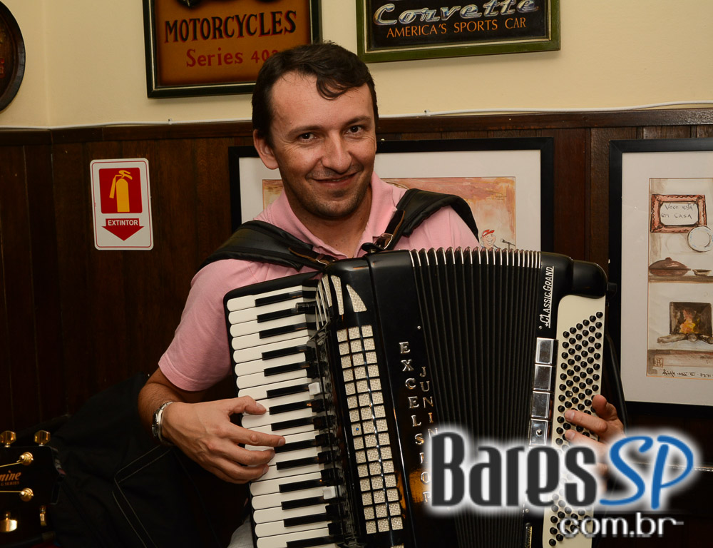 Fabrini e Banda animaram a noite com muito sertanejo no Bar Birô Fabrini e Banda animaram a noite com muito sertanejo no Bar Birô