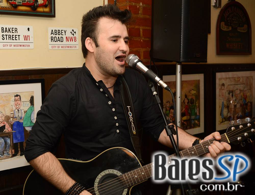 Fabrini e Banda animaram a noite com muito sertanejo no Bar Birô Fabrini e Banda animaram a noite com muito sertanejo no Bar Birô