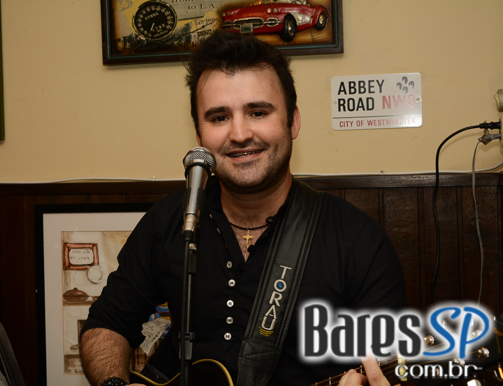 Fabrini e Banda animaram a noite com muito sertanejo no Bar Birô Fabrini e Banda animaram a noite com muito sertanejo no Bar Birô
