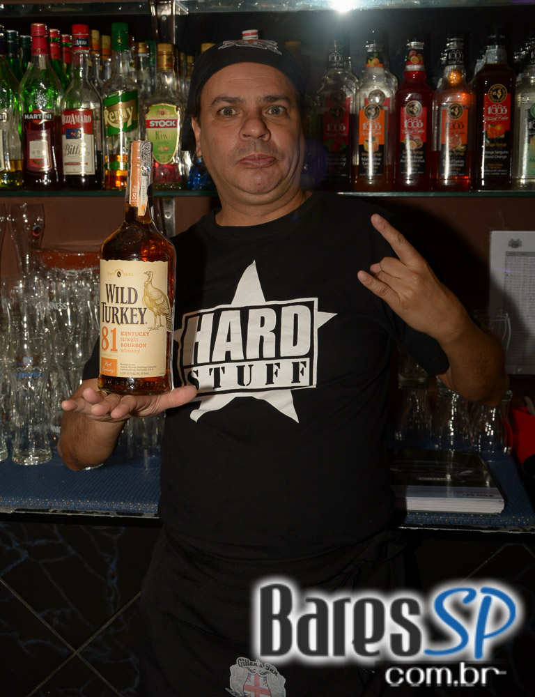 Banda HardStuff comandou a noite com muito rock no Gillan's Inn Banda HardStuff comandou a noite com muito rock no Gillan's Inn