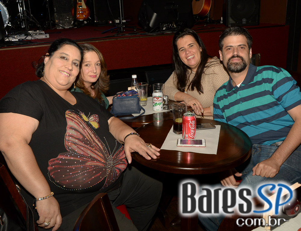 Banda HardStuff comandou a noite com muito rock no Gillan's Inn Banda HardStuff comandou a noite com muito rock no Gillan's Inn