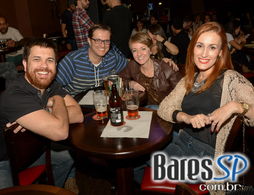 Banda HardStuff comandou a noite com muito rock no Gillan's Inn Banda HardStuff comandou a noite com muito rock no Gillan's Inn