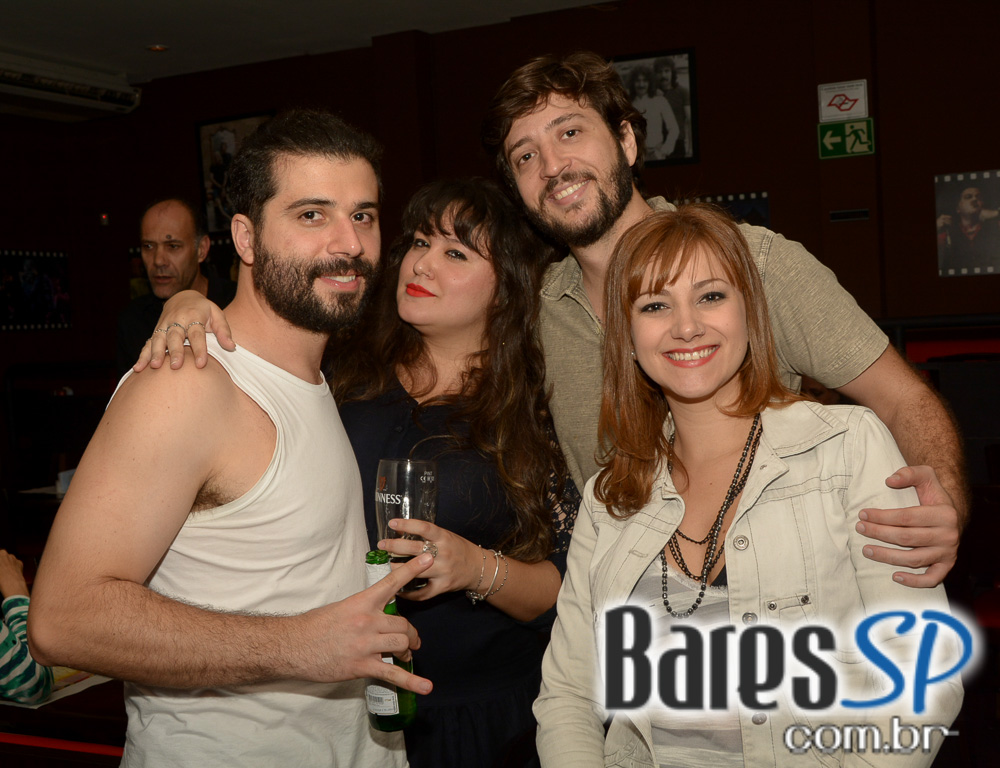 Banda HardStuff comandou a noite com muito rock no Gillan's Inn Banda HardStuff comandou a noite com muito rock no Gillan's Inn