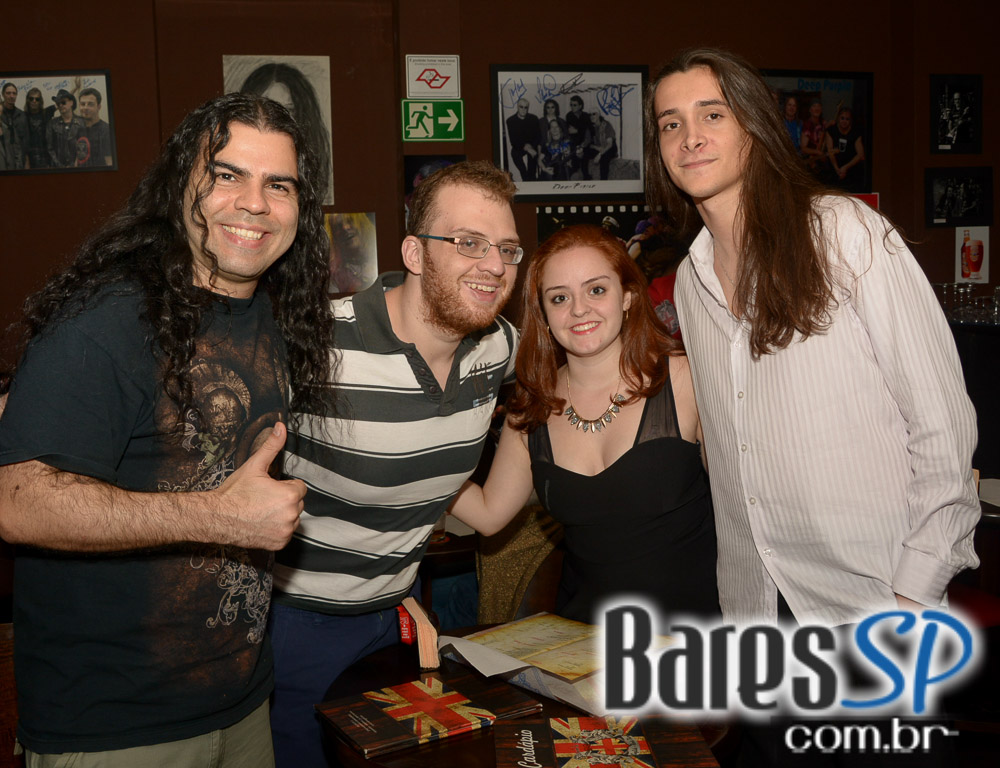 Banda HardStuff comandou a noite com muito rock no Gillan's Inn Banda HardStuff comandou a noite com muito rock no Gillan's Inn