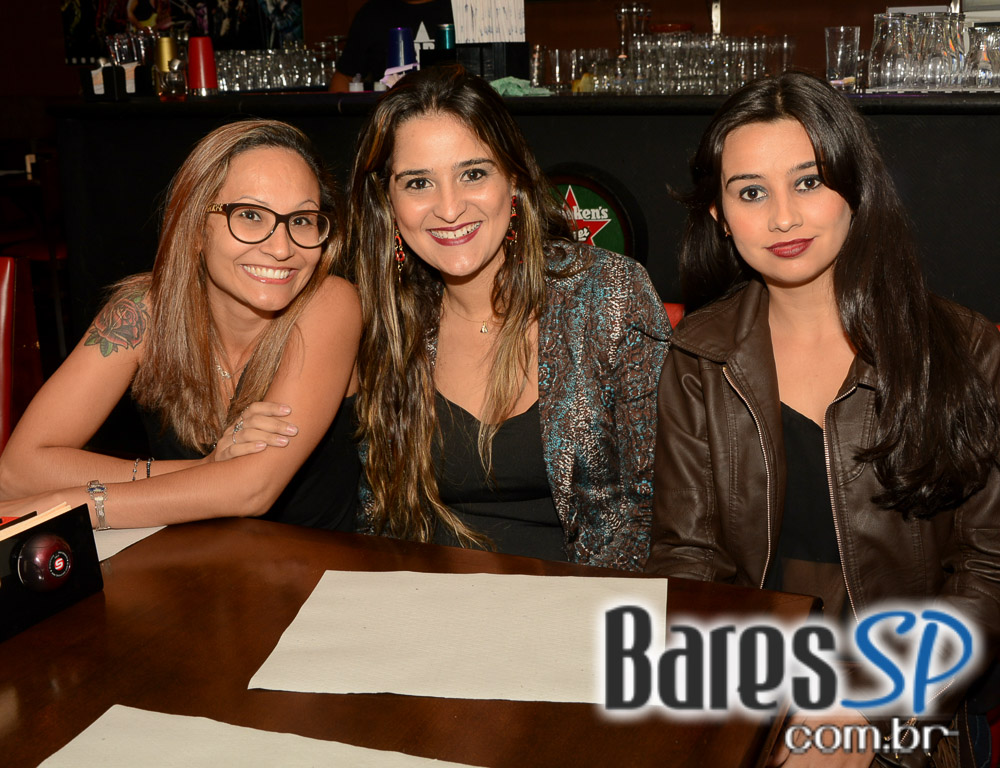 Banda HardStuff comandou a noite com muito rock no Gillan's Inn Banda HardStuff comandou a noite com muito rock no Gillan's Inn