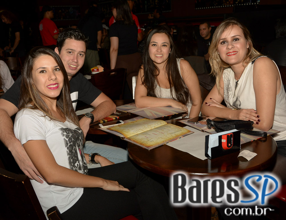 Banda HardStuff comandou a noite com muito rock no Gillan's Inn Banda HardStuff comandou a noite com muito rock no Gillan's Inn