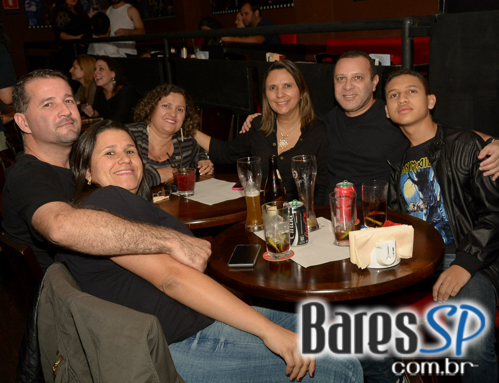 Banda HardStuff comandou a noite com muito rock no Gillan's Inn Banda HardStuff comandou a noite com muito rock no Gillan's Inn