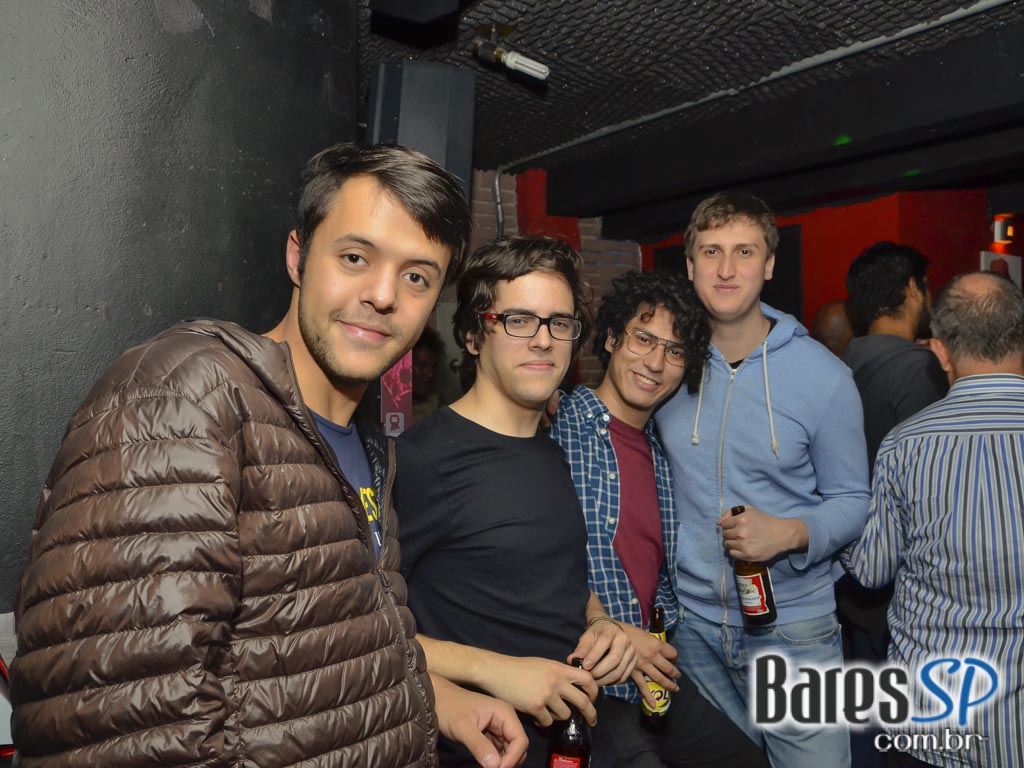 Comemoração de 1 do B Music Bar com show de Pink Floyd Cover Comemoração de 1 do B Music Bar com show de Pink Floyd Cover