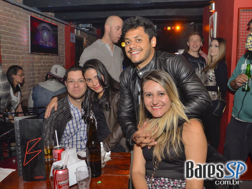 Comemoração de 1 do B Music Bar com show de Pink Floyd Cover Comemoração de 1 do B Music Bar com show de Pink Floyd Cover