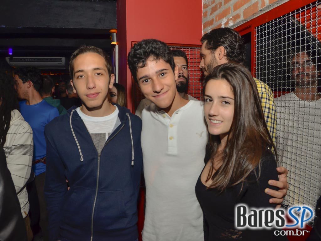 Comemoração de 1 do B Music Bar com show de Pink Floyd Cover Comemoração de 1 do B Music Bar com show de Pink Floyd Cover