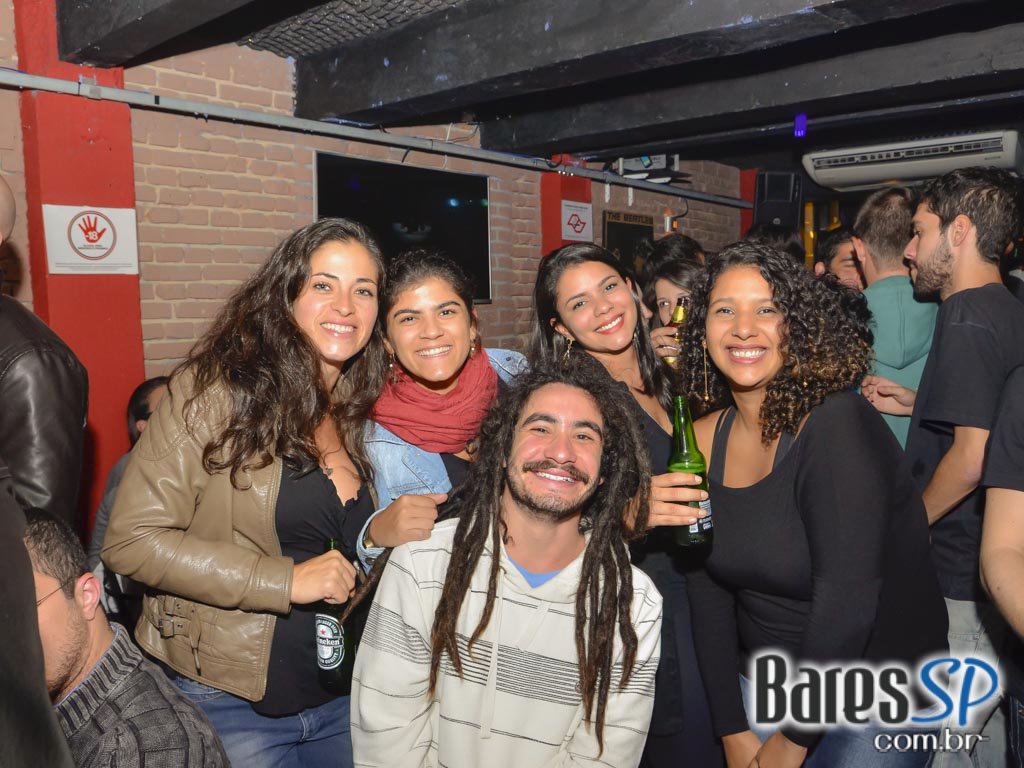 Comemoração de 1 do B Music Bar com show de Pink Floyd Cover Comemoração de 1 do B Music Bar com show de Pink Floyd Cover