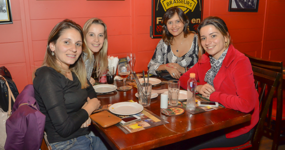 Les 3 Brasseurs ofereceu happy hour com cervejas variadas na véspera de feriado