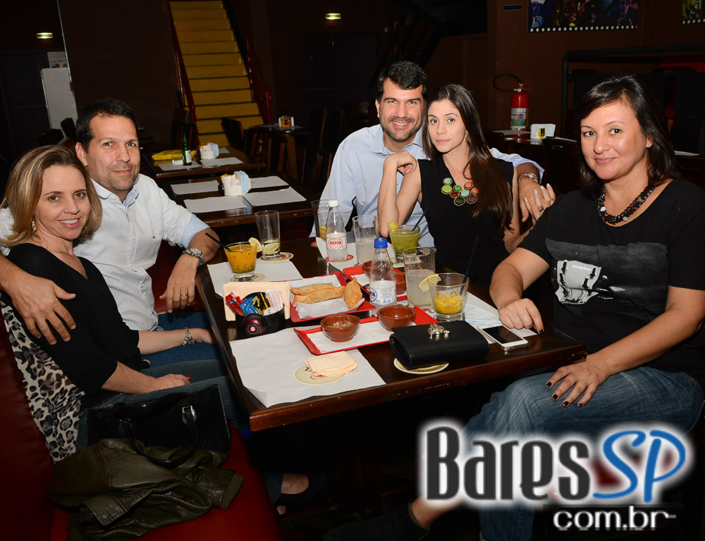 Banda Red House apresentou o melhor do rock no palco do Gillans Inn Banda Red House apresentou o melhor do rock no palco do Gillans Inn