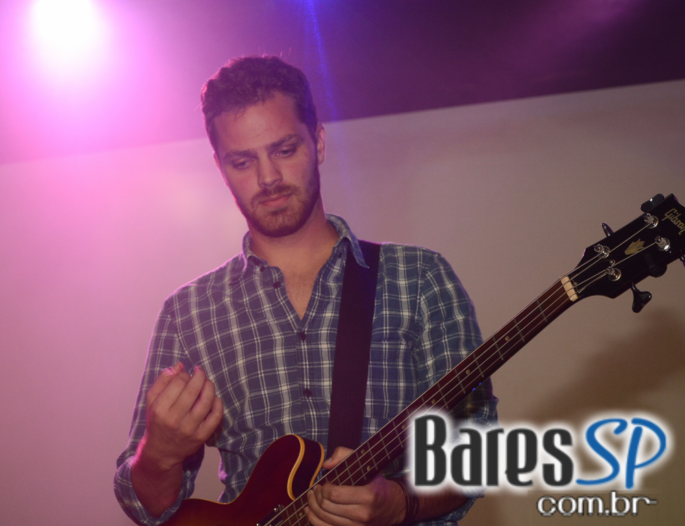 Banda Red House apresentou o melhor do rock no palco do Gillans Inn Banda Red House apresentou o melhor do rock no palco do Gillans Inn