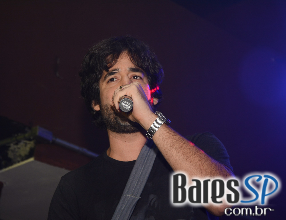 Banda Red House apresentou o melhor do rock no palco do Gillans Inn Banda Red House apresentou o melhor do rock no palco do Gillans Inn