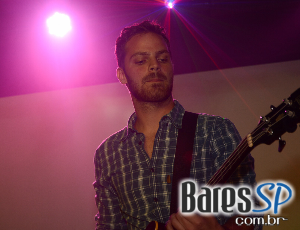 Banda Red House apresentou o melhor do rock no palco do Gillans Inn Banda Red House apresentou o melhor do rock no palco do Gillans Inn