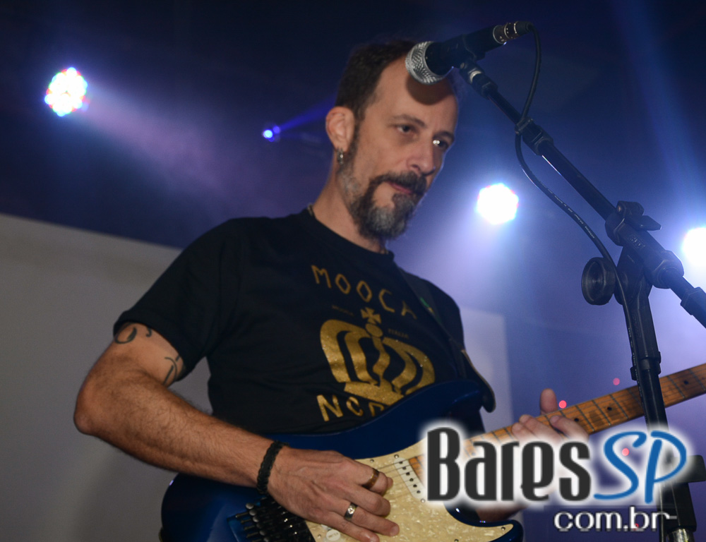 Banda Red House apresentou o melhor do rock no palco do Gillans Inn Banda Red House apresentou o melhor do rock no palco do Gillans Inn