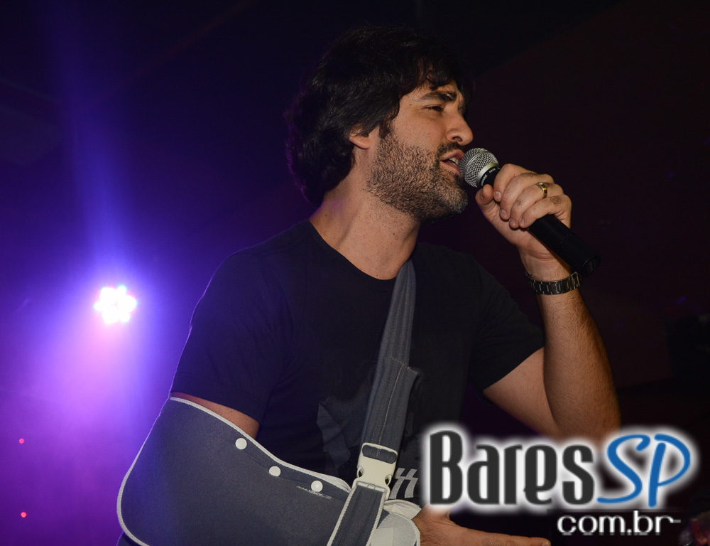 Banda Red House apresentou o melhor do rock no palco do Gillans Inn Banda Red House apresentou o melhor do rock no palco do Gillans Inn