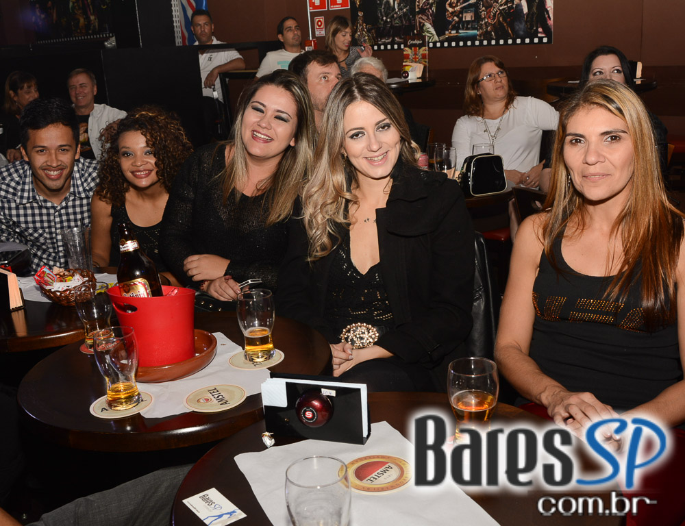 Banda Red House apresentou o melhor do rock no palco do Gillans Inn Banda Red House apresentou o melhor do rock no palco do Gillans Inn