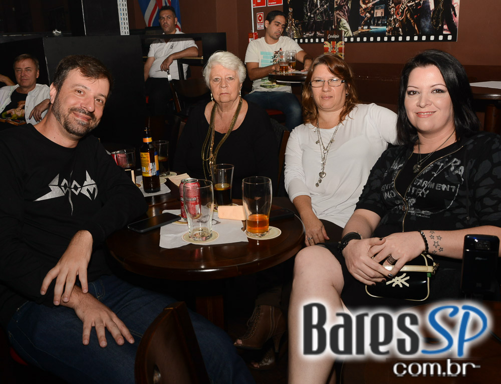 Banda Red House apresentou o melhor do rock no palco do Gillans Inn Banda Red House apresentou o melhor do rock no palco do Gillans Inn