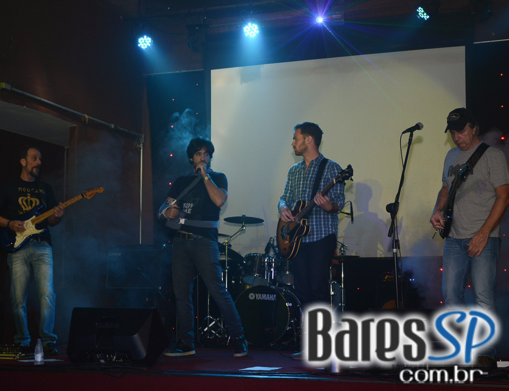 Banda Red House apresentou o melhor do rock no palco do Gillans Inn Banda Red House apresentou o melhor do rock no palco do Gillans Inn