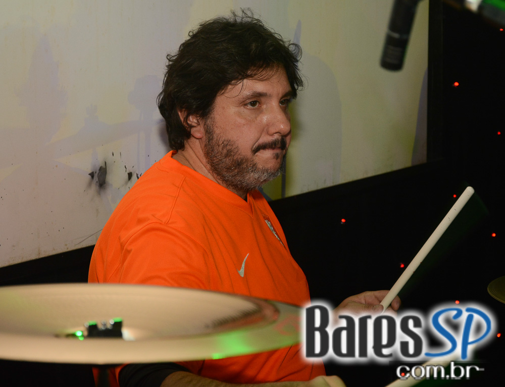 Banda Red House apresentou o melhor do rock no palco do Gillans Inn Banda Red House apresentou o melhor do rock no palco do Gillans Inn