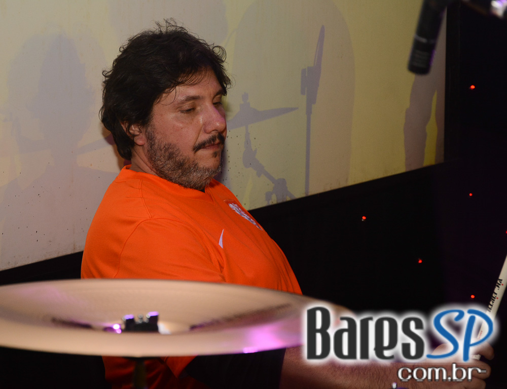 Banda Red House apresentou o melhor do rock no palco do Gillans Inn Banda Red House apresentou o melhor do rock no palco do Gillans Inn