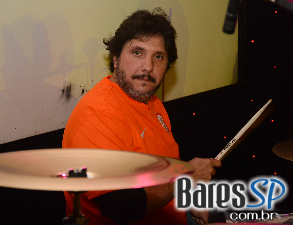 Banda Red House apresentou o melhor do rock no palco do Gillans Inn Banda Red House apresentou o melhor do rock no palco do Gillans Inn