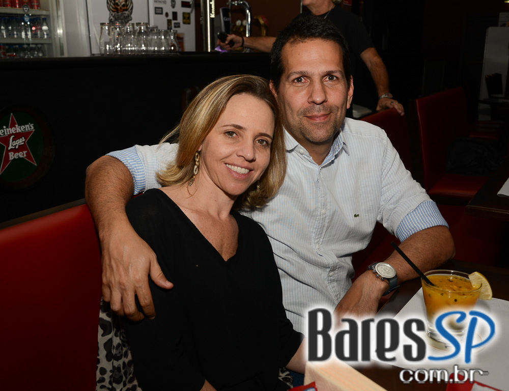 Banda Red House apresentou o melhor do rock no palco do Gillans Inn Banda Red House apresentou o melhor do rock no palco do Gillans Inn