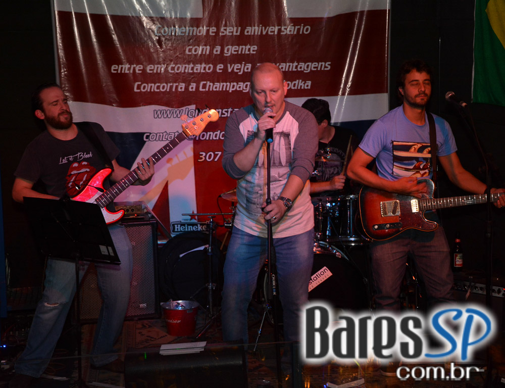 Banda Outsiders e Rock Fútil agitaram a noite da galera presente no London Station Banda Outsiders e Rock Fútil agitaram a noite da galera presente no London Station