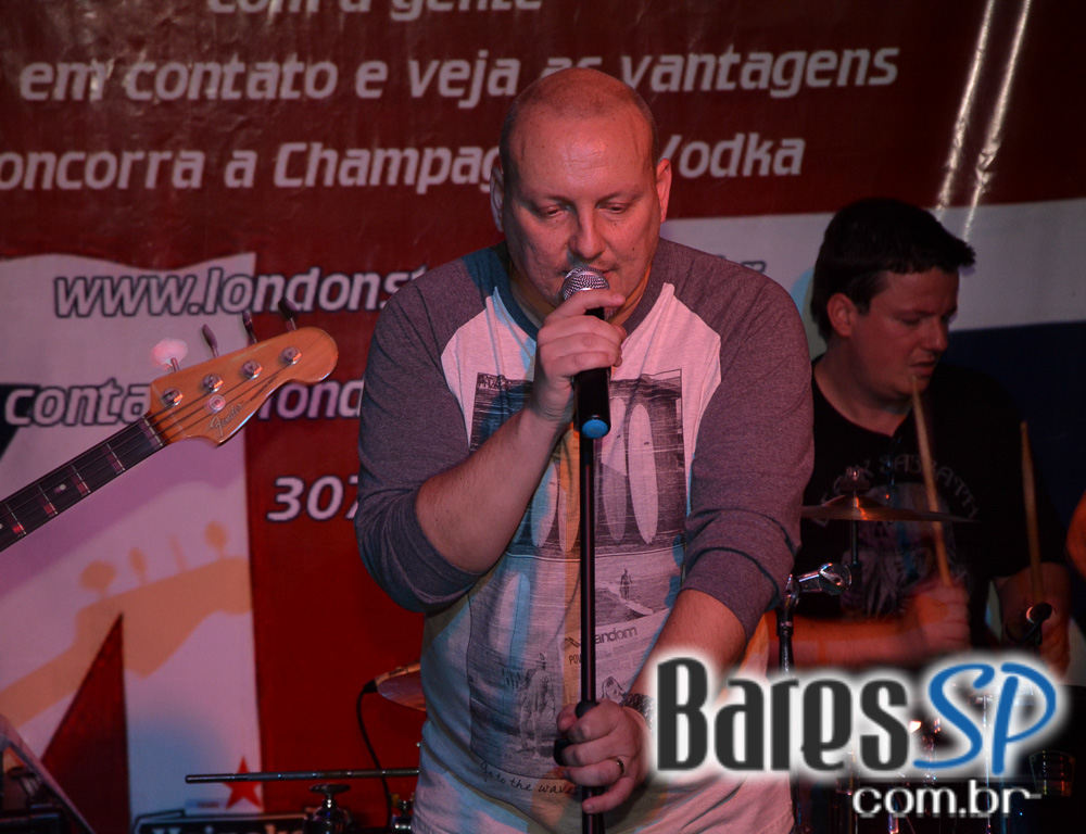 Banda Outsiders e Rock Fútil agitaram a noite da galera presente no London Station Banda Outsiders e Rock Fútil agitaram a noite da galera presente no London Station