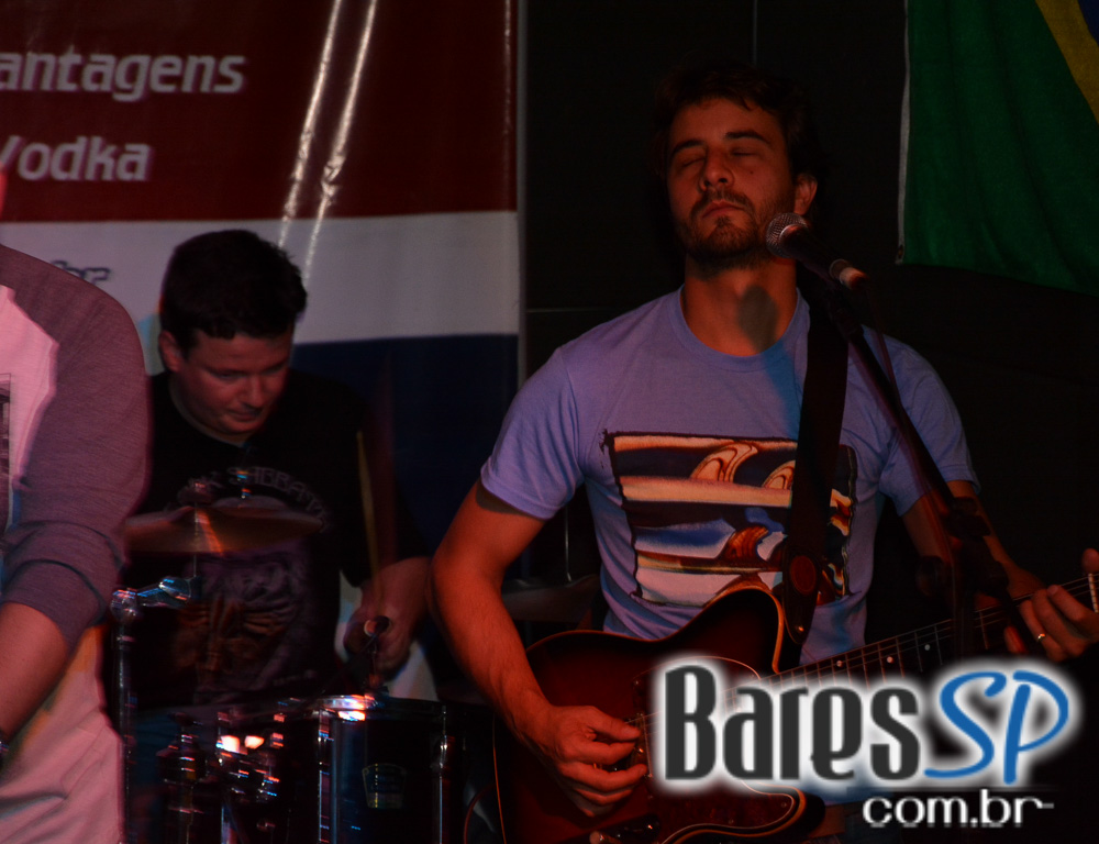 Banda Outsiders e Rock Fútil agitaram a noite da galera presente no London Station Banda Outsiders e Rock Fútil agitaram a noite da galera presente no London Station