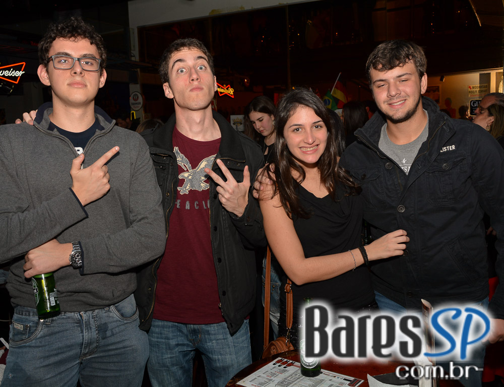 Banda Outsiders e Rock Fútil agitaram a noite da galera presente no London Station Banda Outsiders e Rock Fútil agitaram a noite da galera presente no London Station