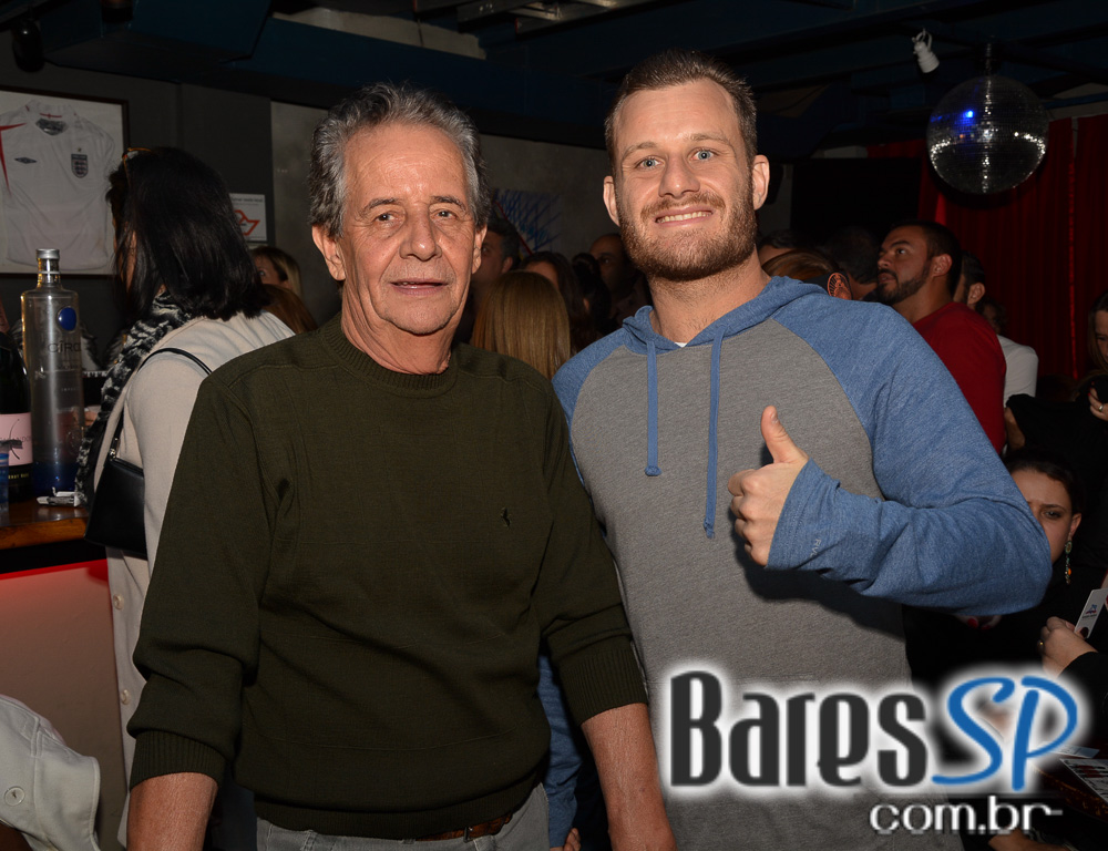 Banda Outsiders e Rock Fútil agitaram a noite da galera presente no London Station Banda Outsiders e Rock Fútil agitaram a noite da galera presente no London Station